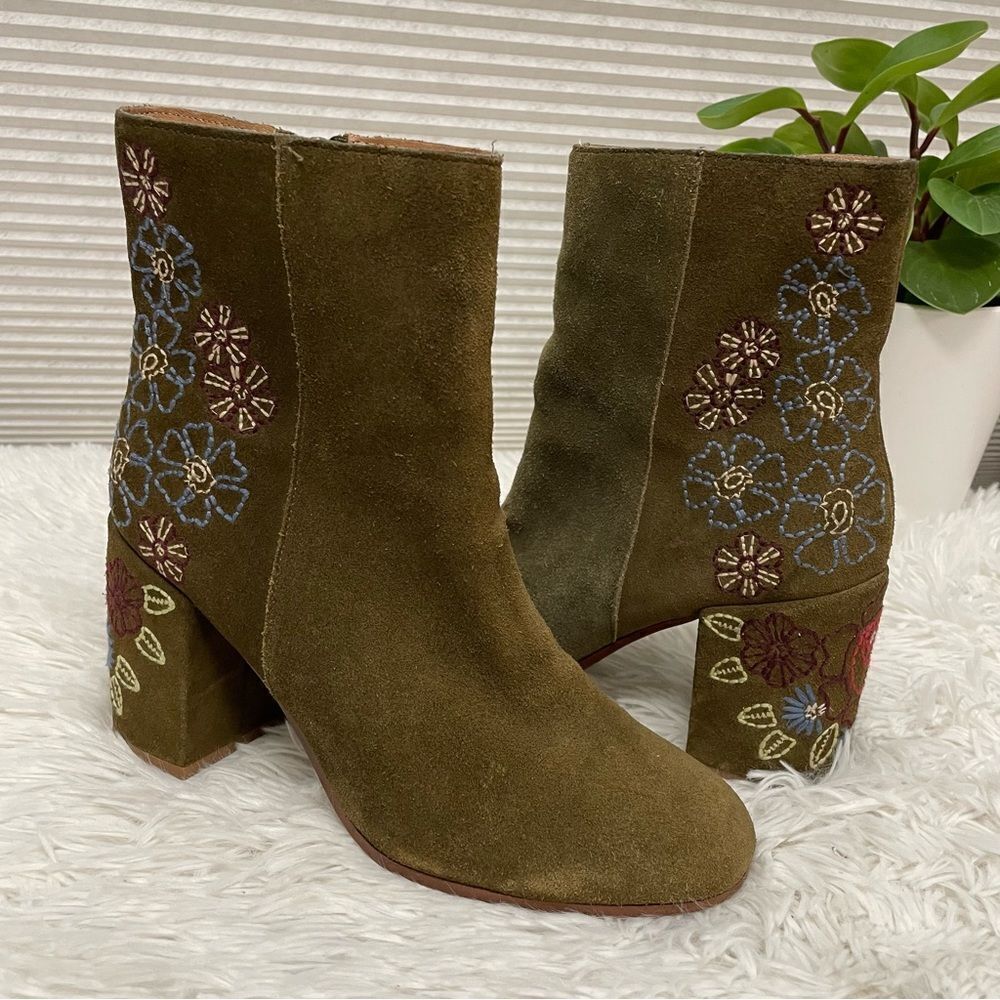 Bettye By Bettye Muller Shannon Bootie olive‎ green embroidered suede sz 7.5M